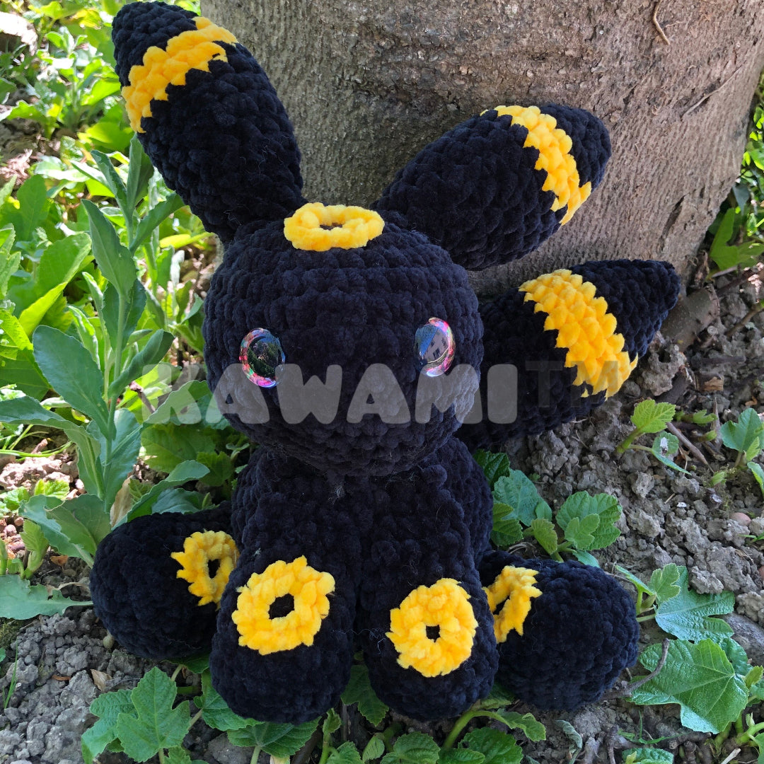 Peluche Blacky des ténèbres au crochet vue de face 2 - Kawami