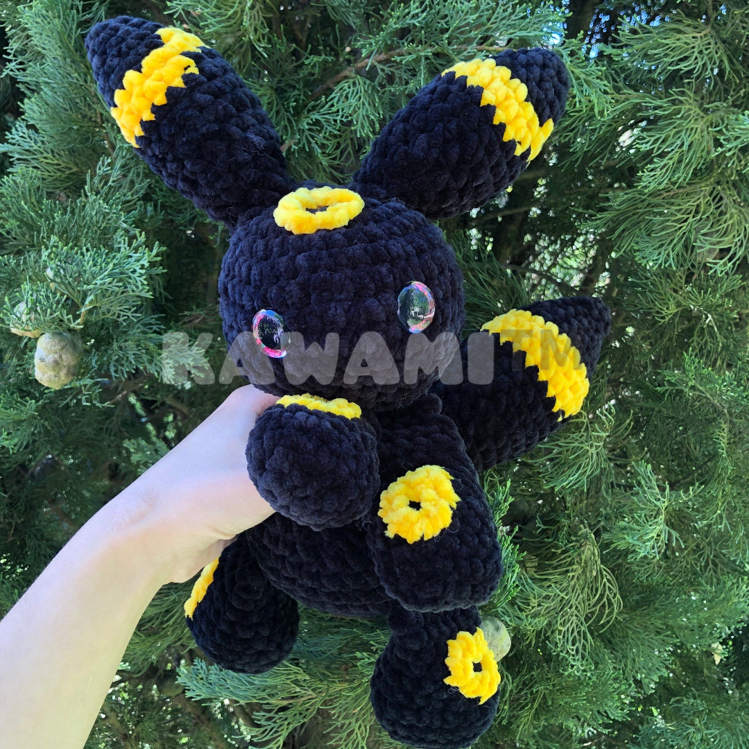 Peluche Blacky des ténèbres au crochet vue de face - Kawami