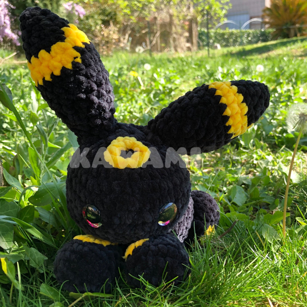 Peluche Blacky des ténèbres au crochet vue allonge - Kawami