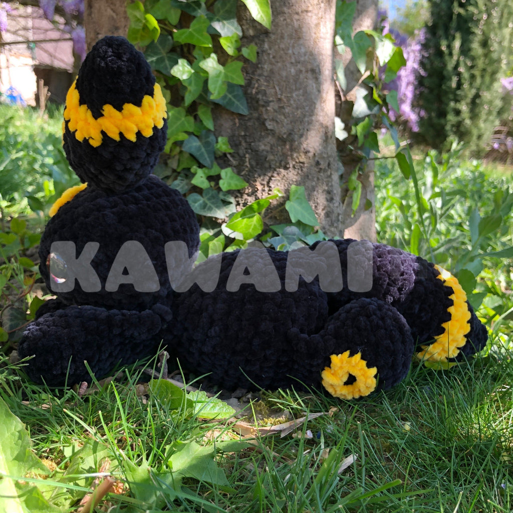 Peluche Blacky des ténèbres au crochet vue de profile gauche - Kawami